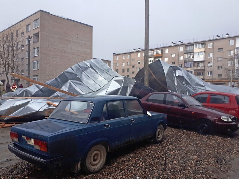 В пгт Шексна (Вологодская область) ветром сорвало крышу с пятиэтажного дома