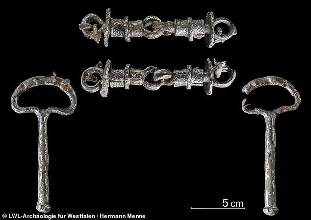 В Германии найден древний клад с мечами побежденных врагов