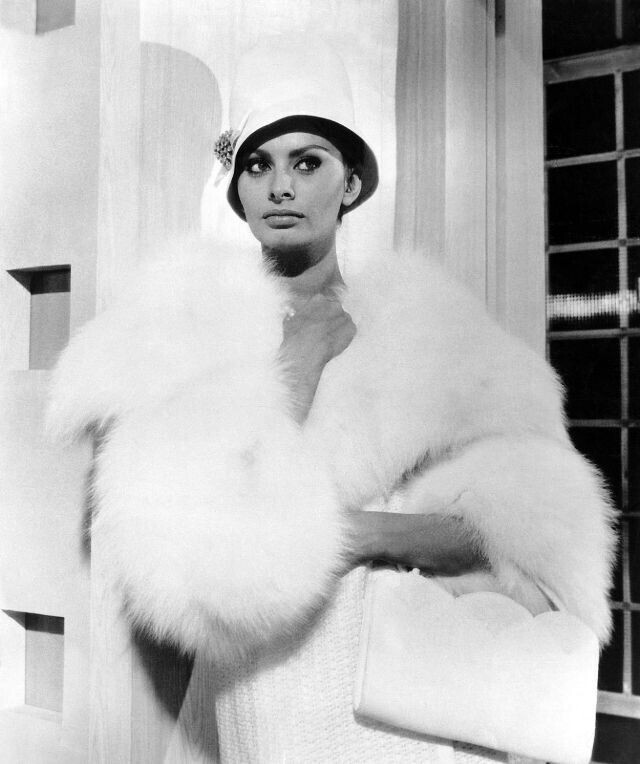 Сногсшибательная Софи Лорен во время съемок фильма "Миллионерша" (1960 г.)