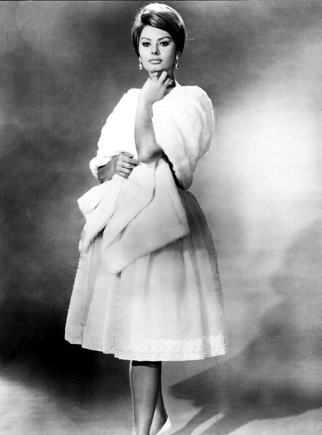 Сногсшибательная Софи Лорен во время съемок фильма "Миллионерша" (1960 г.)