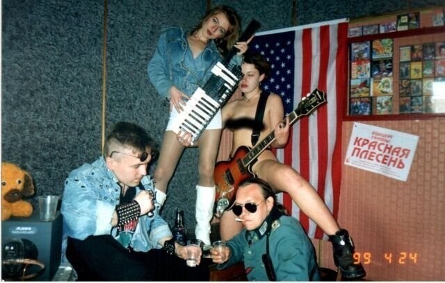 Панк-группа «Красная плесень» в своей студии, Симферополь, Украина, 1999 год.