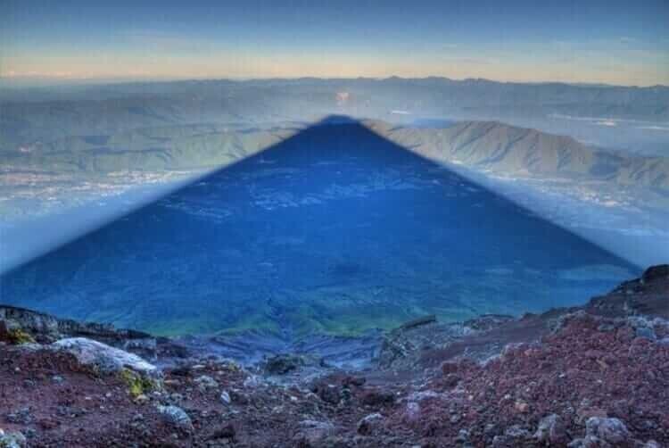 13. Тень от горы Фудзи, которая в длину может достигать 24 километра