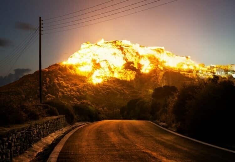 6. Горы, освещённые яркими лучами утреннего солнца похожи на гигантский взрыв