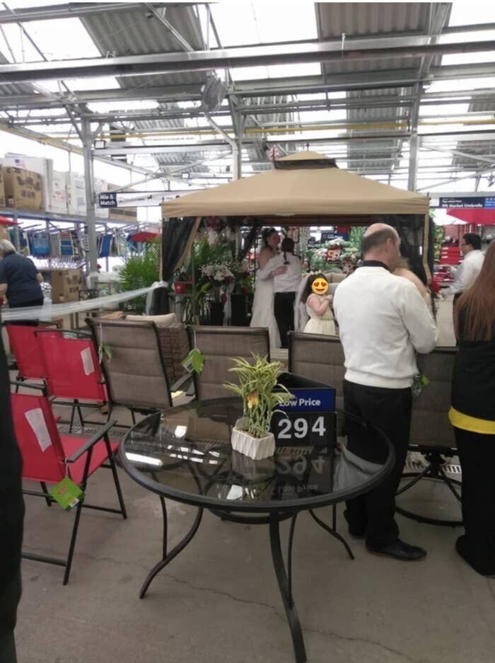 Свадьба в супермаркете-дискаунтере Walmart
