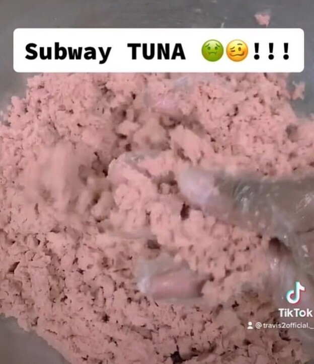 Работник Subway показал, как выглядит мясо, которое используют для сэндвичей