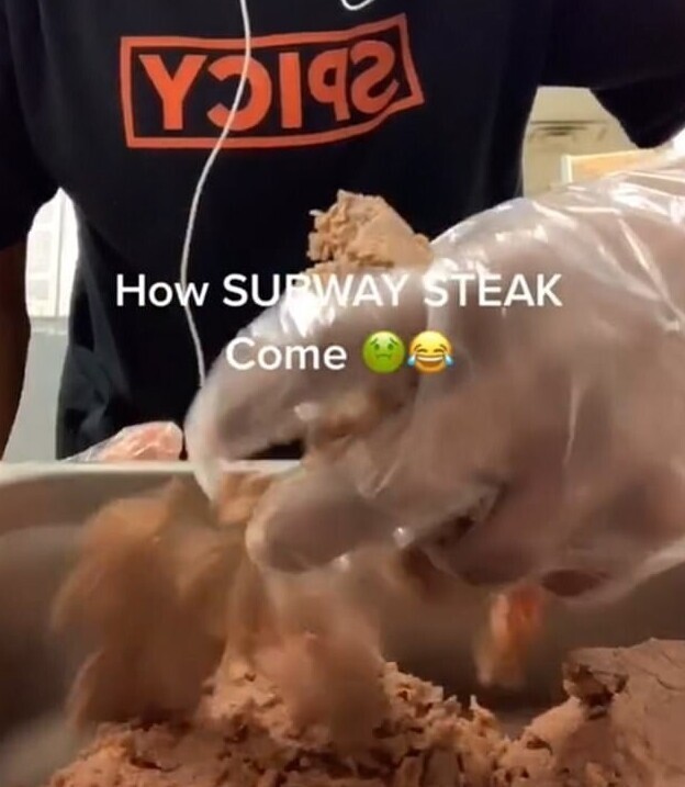 Работник Subway показал, как выглядит мясо, которое используют для сэндвичей