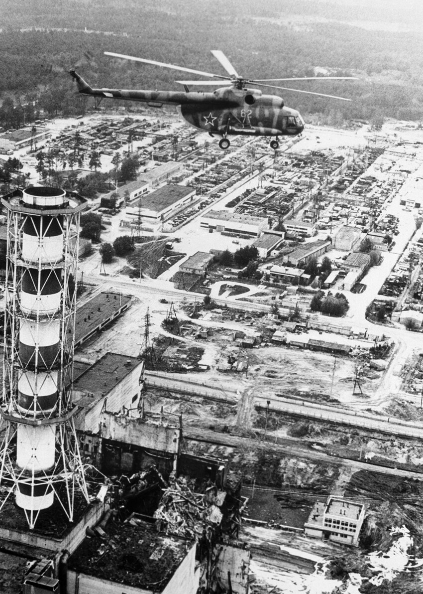 Вертолет производит радиологические измерения над зданием Чернобыльской АЭС, май 1986 года