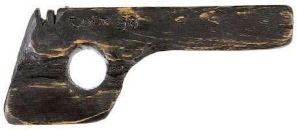 10. Деревянный пистолет, с помощью которого Джон Диллинджер сбежал из тюрьмы в Индиане. Экспонат продали на аукционе за 19 000 долларов