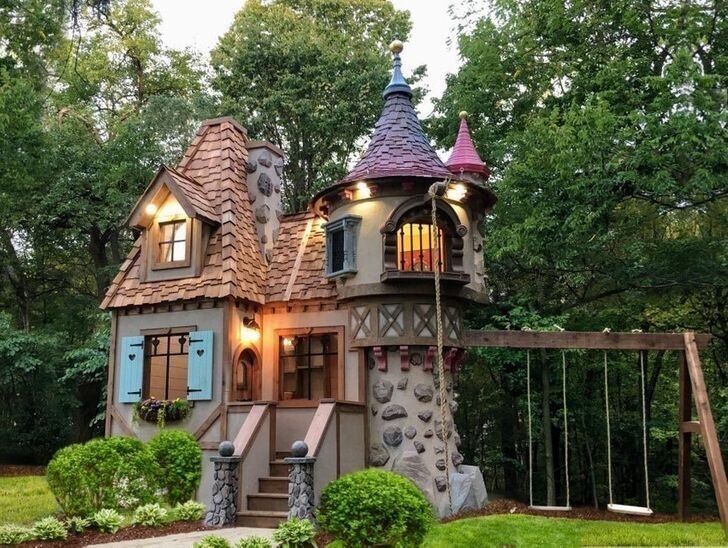 "Я построил этот сказочный домик для детей. В следующий раз я построю такой же, но полномасштабный, для всей семьи"