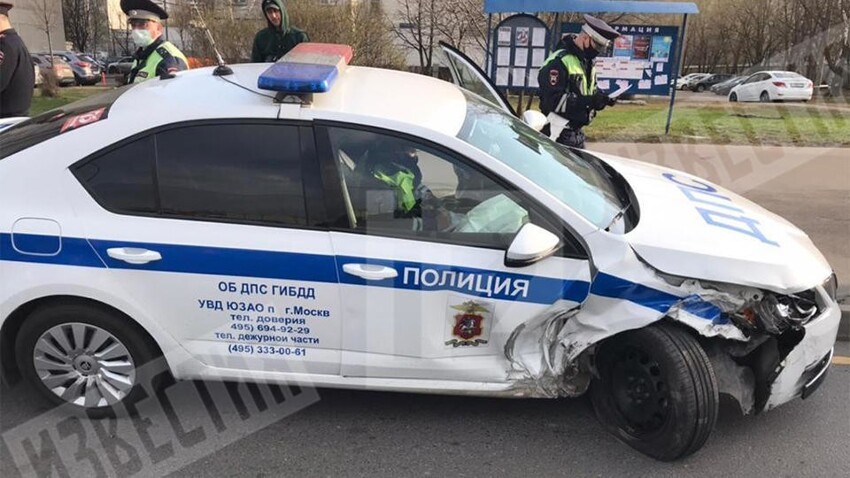 На Юго-Западе Москвы Jaguar подрезал и врезался в автомобиль ДПС 