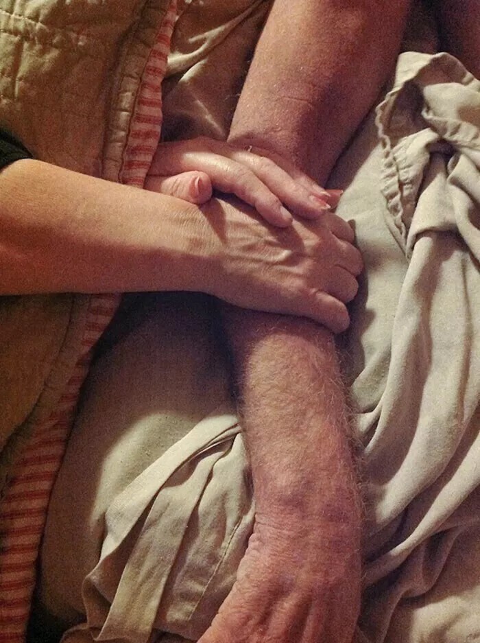 «Мама во сне держит папу за руку примерно за полчаса до того, как он скончался. Я никогда никому не показывал эту фотографию, но подумал, что она прекрасно отображает настоящую любовь»