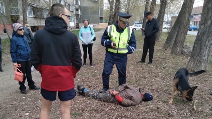 В Челябинске местные жители задержали педофила и сдали полиции