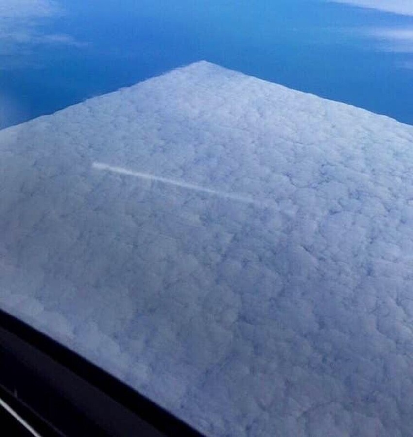 Пролетающие самолеты сделали облако квадратным