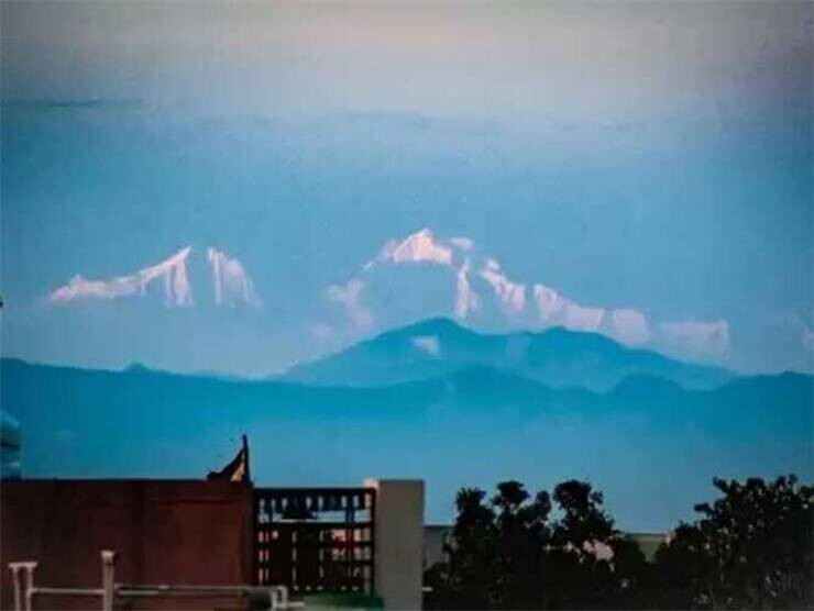 18. Из-за локдауна в прошлом году Гималаи были видны почти за 200 км в Сахаранпуре, Индия, впервые за 30 лет