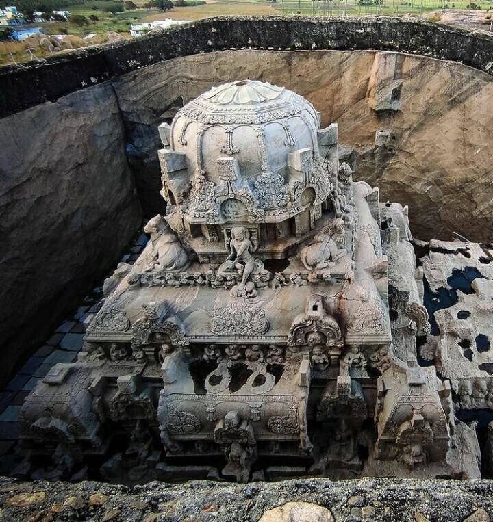 28. Незаконченный индийский индуистский храм VII века. Строение было высечено целиком в гигантской скале. Подобно храму Кайлаша, который был построен столетием позже