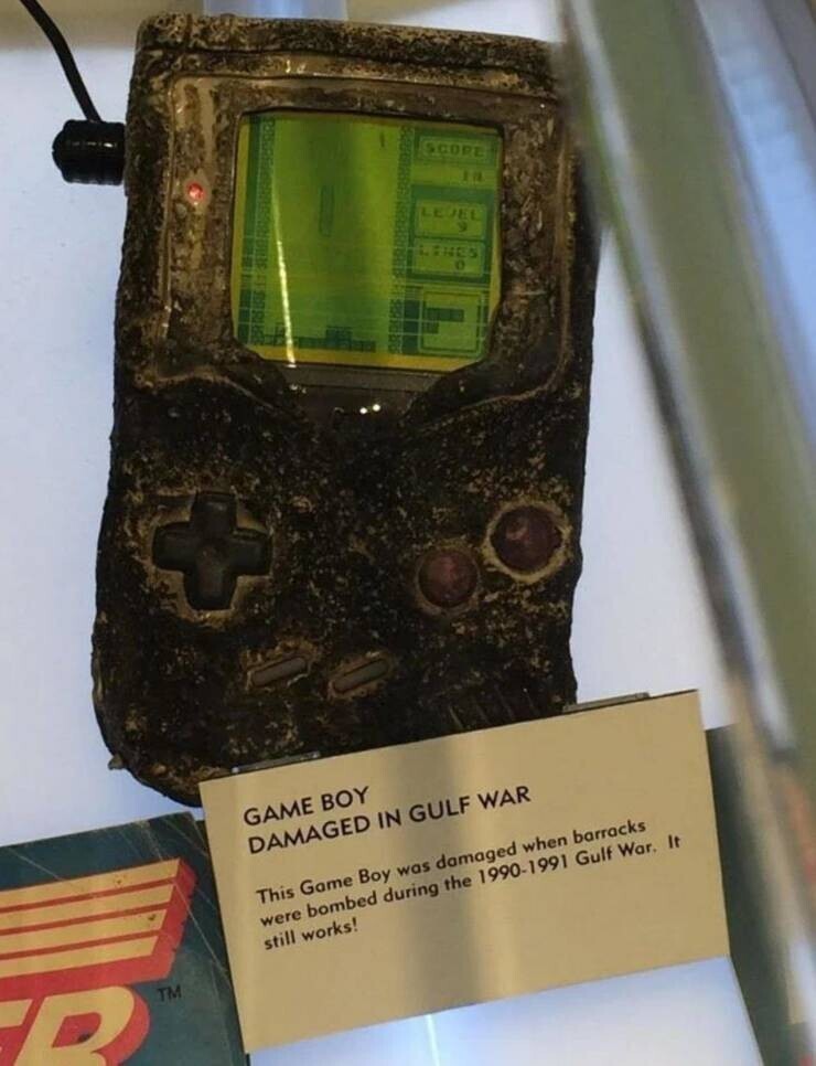 31. Устройство Game Boy, пережившее войну в Персидском заливе (1991)