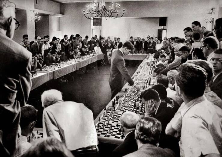 4. Бобби Фишер в 1964 году играл одновременно с 50 соперниками. На этом конкретном сеансе одновременной игры он выиграл 47 матчей, сыграл вничью два и проиграл один