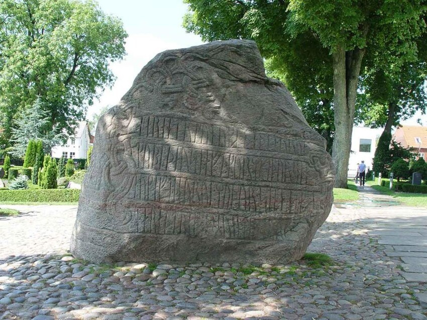 Этот рунный камень, расположенный в городе Еллинге, поставлен королем Харальдом I Синезубым приблизительно в 965 году. На камне присутствует первое упоминание слова "Danmark" (Дания)