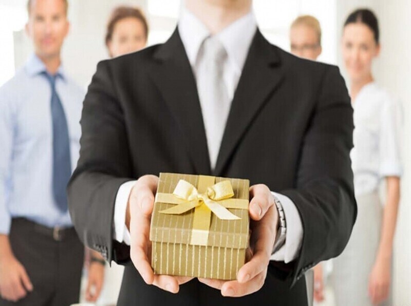 Как выбрать подарок боссу женщине