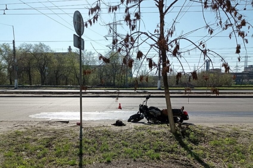 В Волгограде мотоциклист попал в аварию и загорелся