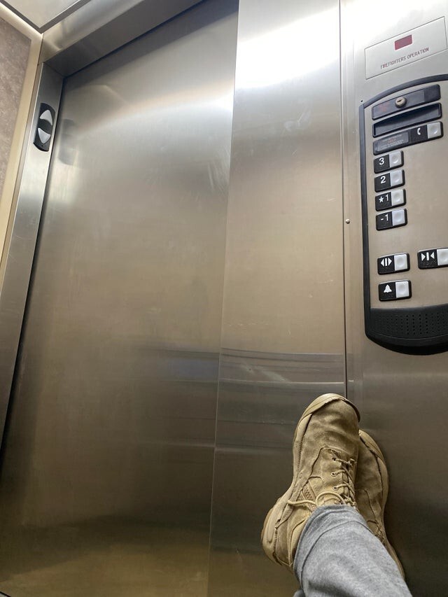 Я застрял в лифте на три часа