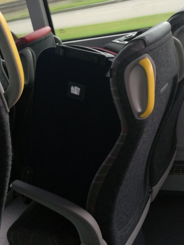 Кто-то поставил багаж на два места в автобусе, который был набит людьми