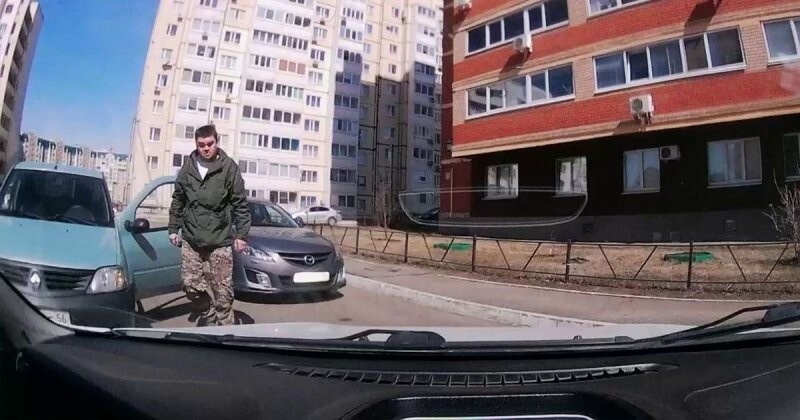 Автомобилистка из Оренбурга поставила машину поперек дороги и отказалась отъезжать