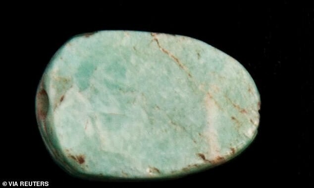 Камень-амулет, который обнаружили в одной из гробниц