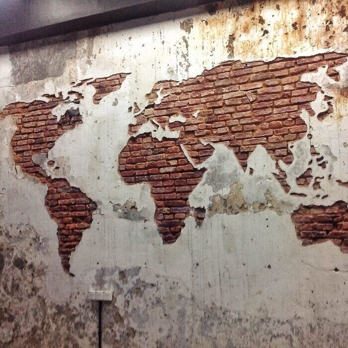5. Карта мира на кирпичной стене
