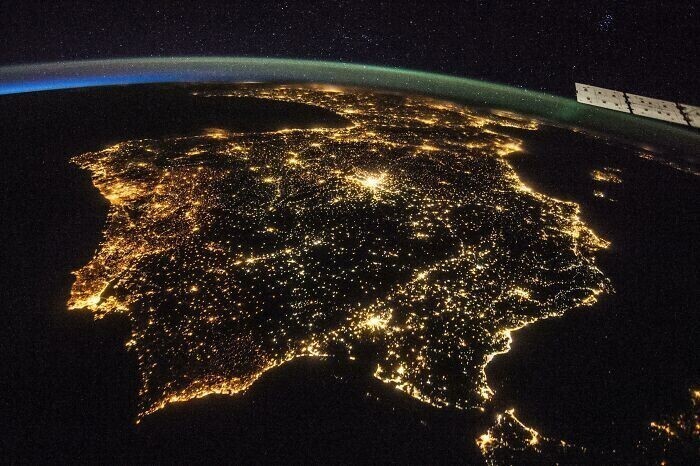 18. Пиренейский полуостров ночью, снимок НАСА