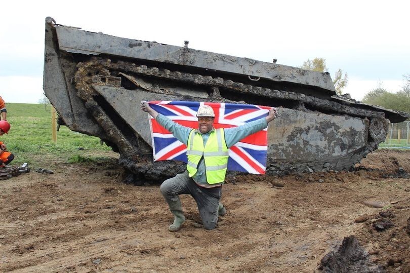 Фермер из Британии выкопал в поле танк-амфибию времен Второй мировой