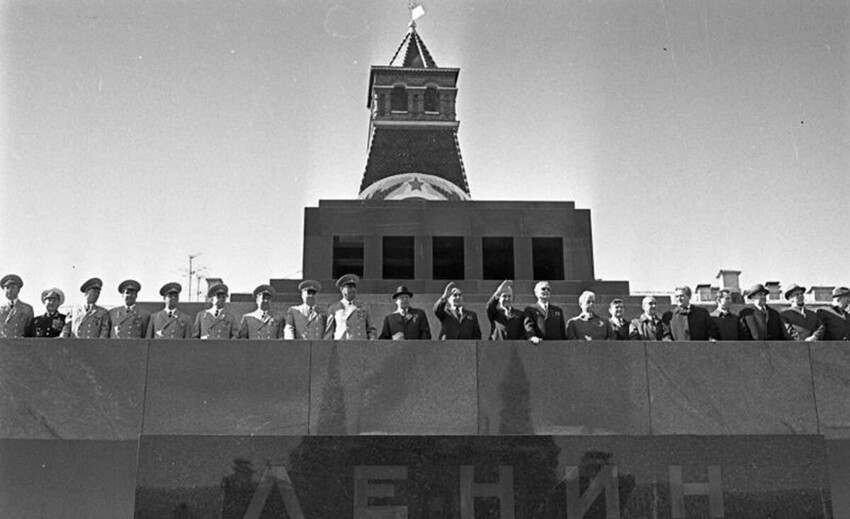 Советское руководство и военачальники на трибуне Мавзолея, 1975