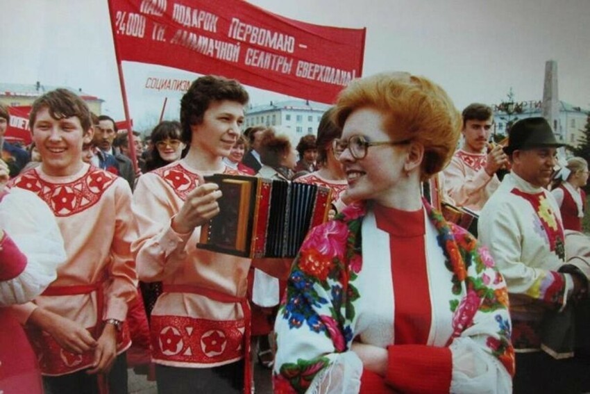 Люди в национальных костюмах празднуют 1 мая в городе Тольятти, 1981