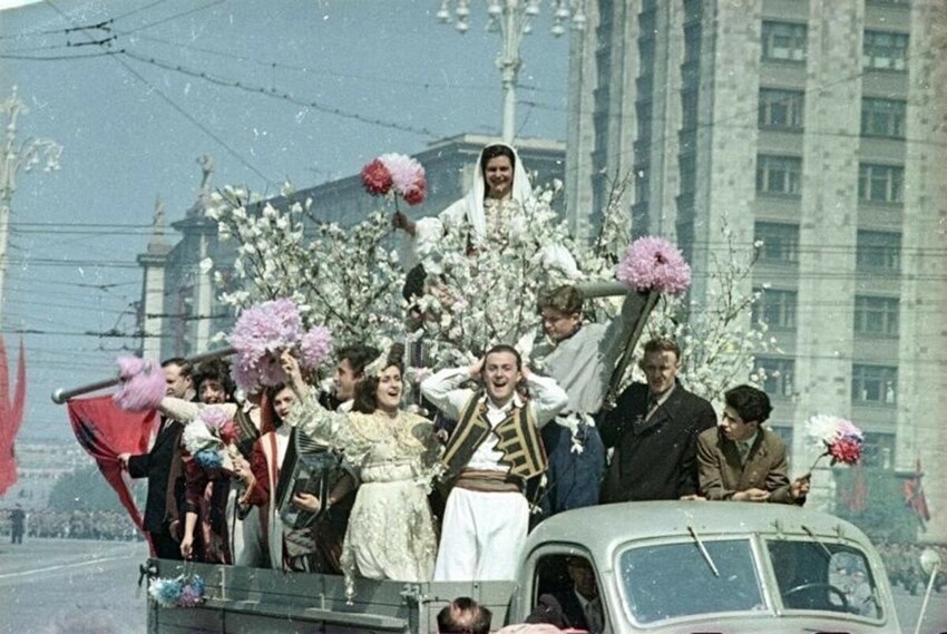 «Дружба народов». Молодежь в национальных костюмах на демонстрации в центре Москвы, 1950-е