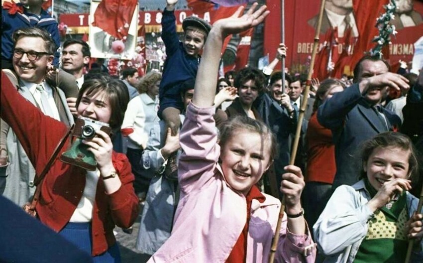 Молодежь с транспарантами и портретами Владимира Ленина, 1960