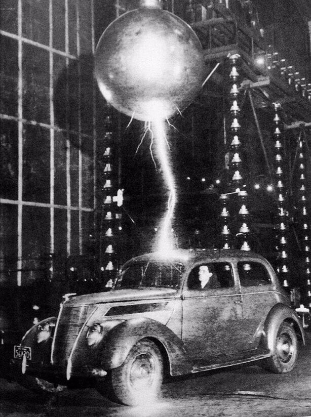 Автомобиль тестируют на устойчивость к удару молнии подавая разряд в 3 млн. вольт, 1942 год