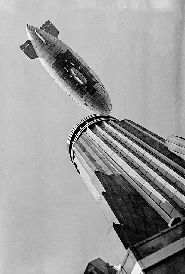 Дирижабль Columbia пролетает над вершиной Эмпайр Стейт Билдинг, 1931 год
