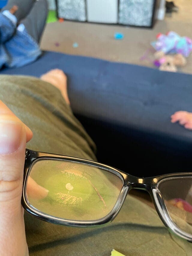 Мой четырёхлетний ребёнок случайно ударил меня по лицу с такой силой, что на моих очках остался идеальный отпечаток глазного яблока