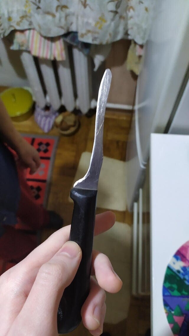 Моя бабушка так долго точила этот нож, что его почти нет
