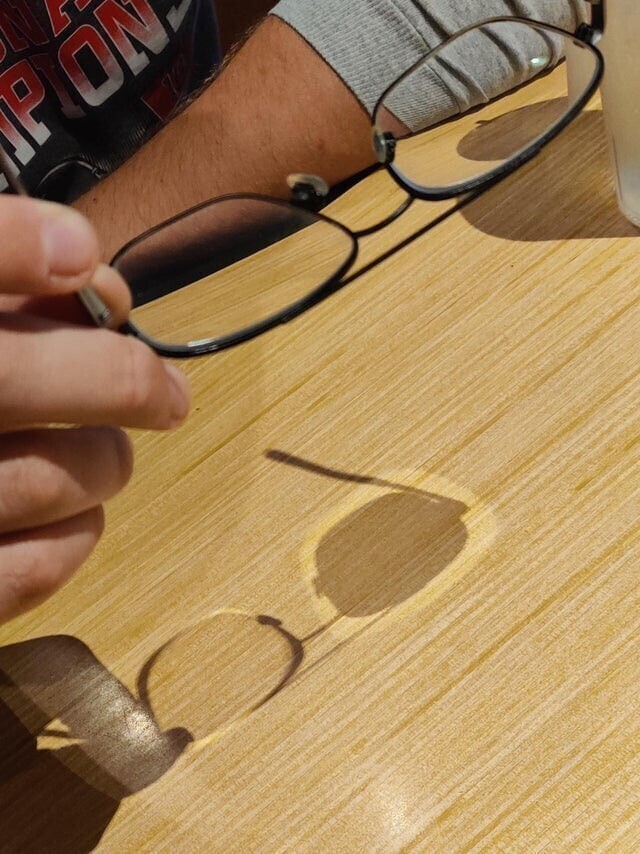 Если в очках две разные линзы, то и тень они будут давать разную