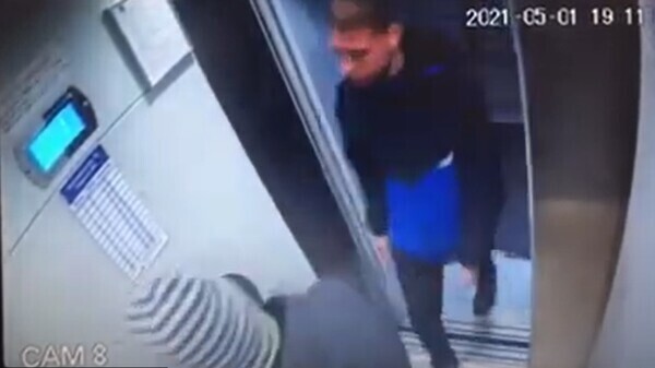 Мужчина избил и ограбил ребёнка прямо в лифте