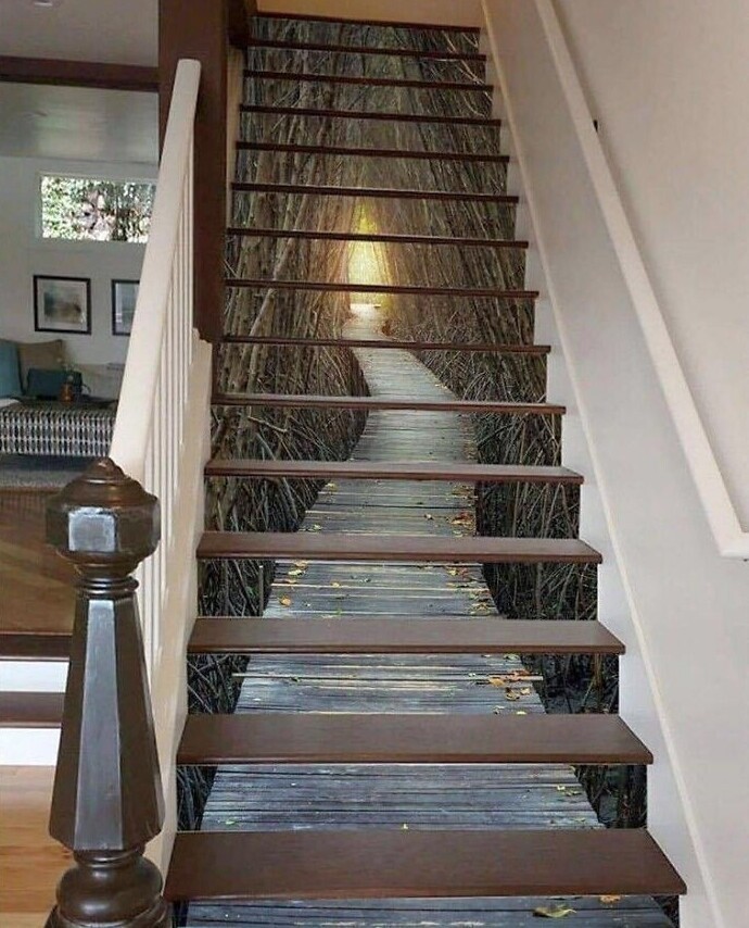 Визуальное расширение пространства под лестницей: дизайнер - гений!