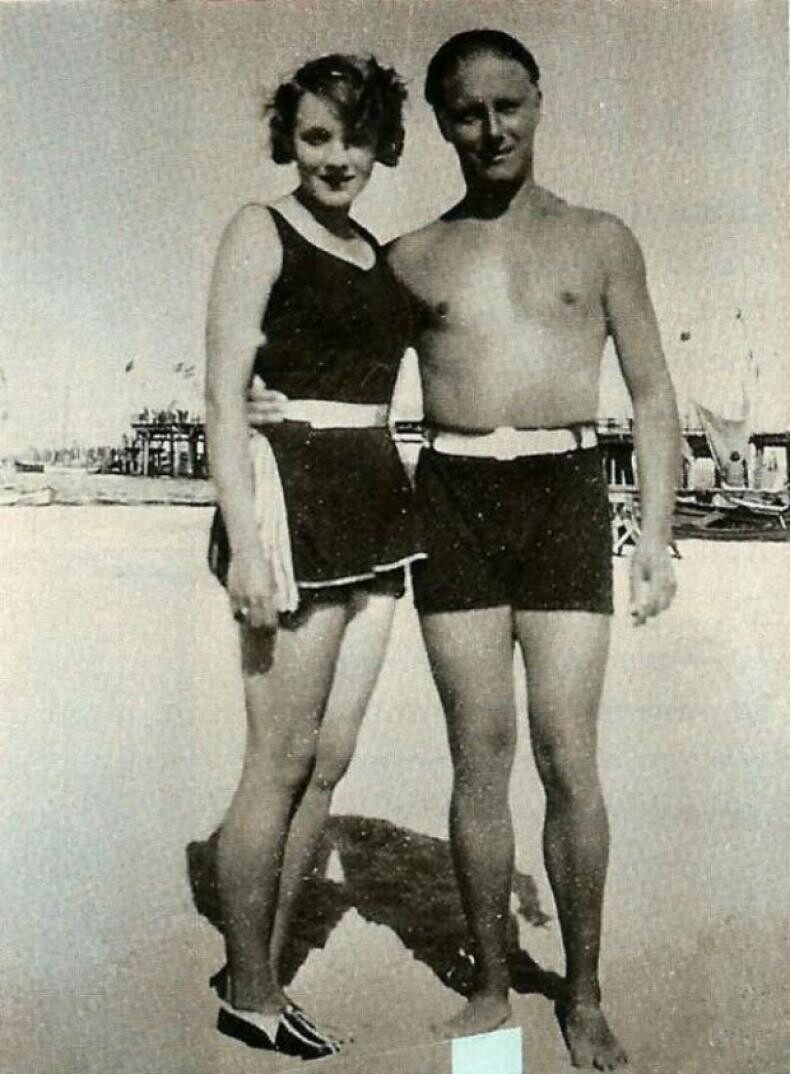Марлен Дитрих и Чарли Чаплин отдыхают на пляже