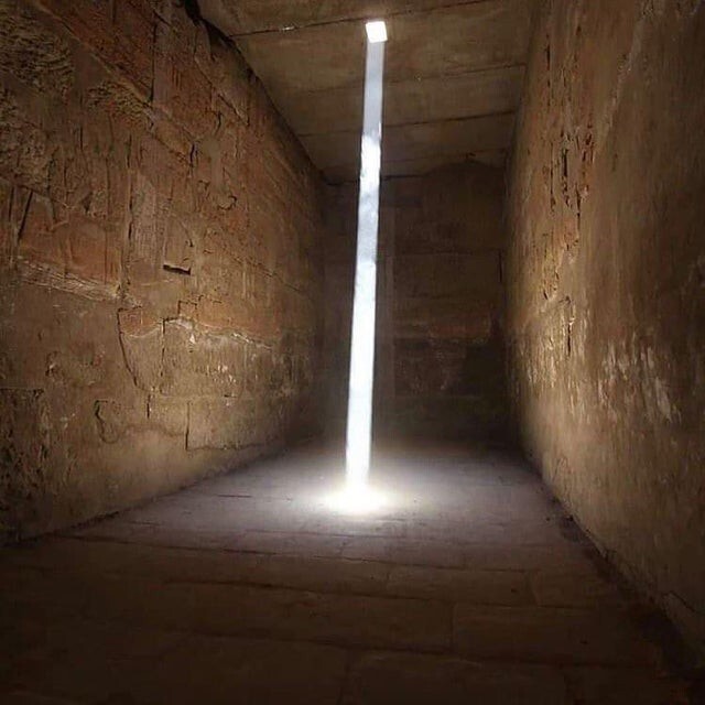 Солнечный свет проникает во внутреннее святилище Амона-Ра в храме царя Рамсеса III, Египет