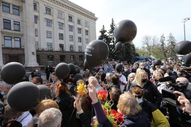Тысячи цветов у Дома профсоюзов — это кошмар украинской власти — фоторепортаж