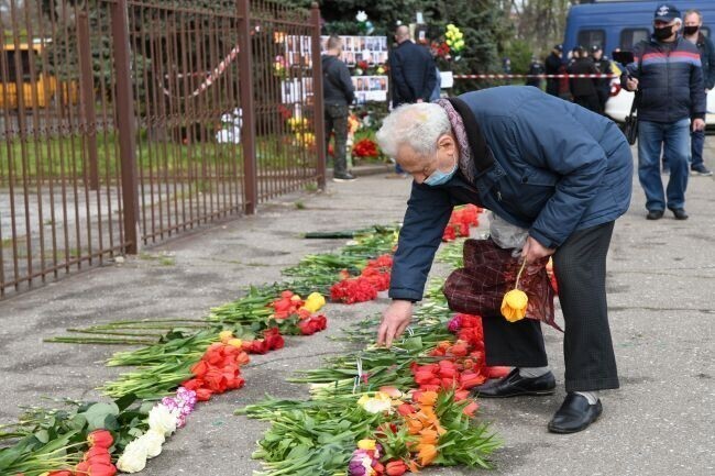 Тысячи цветов у Дома профсоюзов — это кошмар украинской власти — фоторепортаж