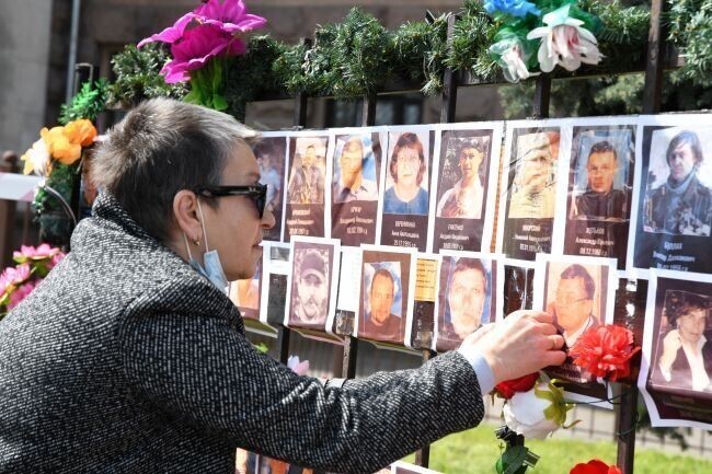 Тысячи цветов у Дома профсоюзов — это кошмар украинской власти — фоторепортаж
