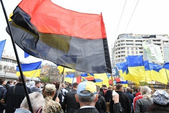 Тысячи цветов у Дома профсоюзов — это кошмар украинской власти — фоторепортаж