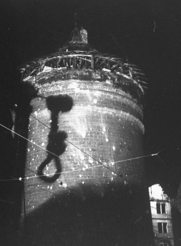 Тень петли на кирпичной башне во время судебных процессов по делам о военных преступлениях, Нюрнберг, Германия, 1946 год.