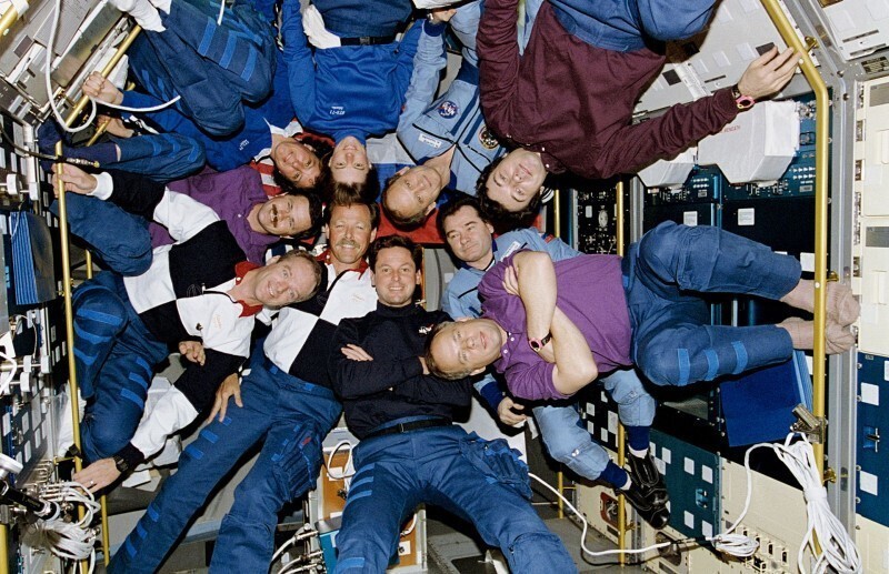 Астронавты и космонавты на станции «Мир», 1995 год